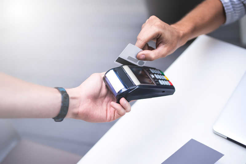 Polacy coraz częściej używają kart płatniczych