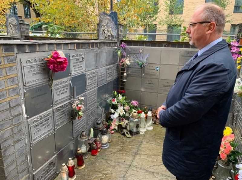 Znicze od ambasady RP na grobach zasłużonych Polaków w Londynie