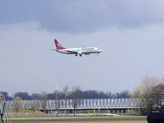 Awaryjne lądowanie Airbusa A320. Płonął jeden z silników