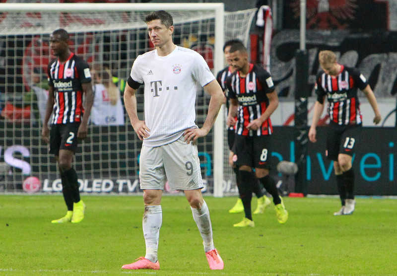 Liga niemiecka: 14. gol Lewandowskiego, ale wysoka porażka Bayernu