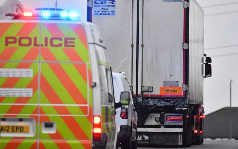 Ośmiu zatrzymanych w związku z ciężarówką ze zwłokami w Anglii