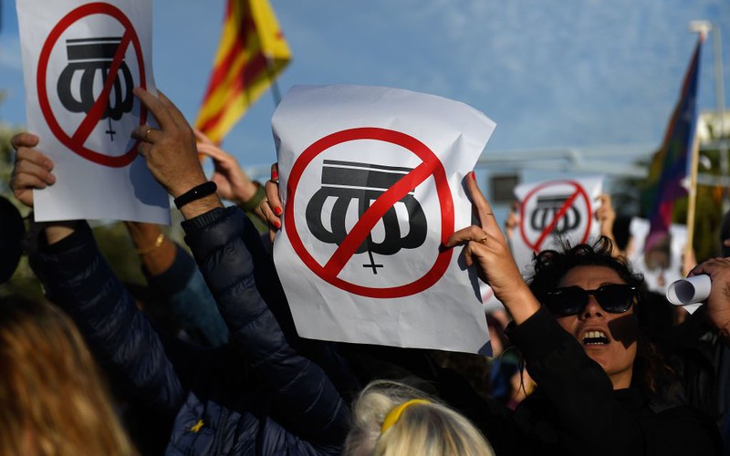 Catalan separatists protest in Barcelona as Spain's king visits 