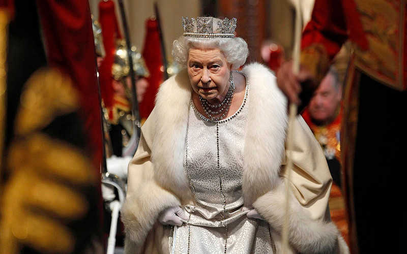 Królowa Elżbieta II będzie nosić sztuczne futra
