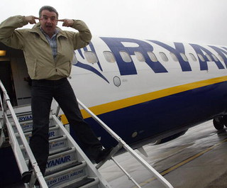 Ryanair obniży ceny biletów, ale "upcha" w samolocie więcej pasażerów