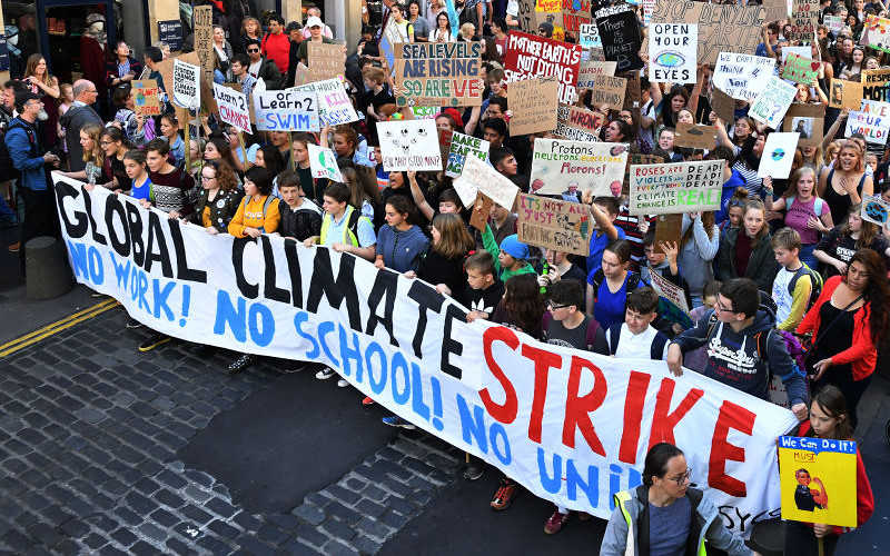 Zwrot "strajk klimatyczny" słowem roku w UK