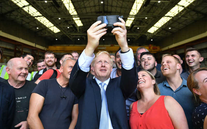 UK election polls: Boris Johnson's lead over Jeremy Corbyn narrows as Labour makes gains