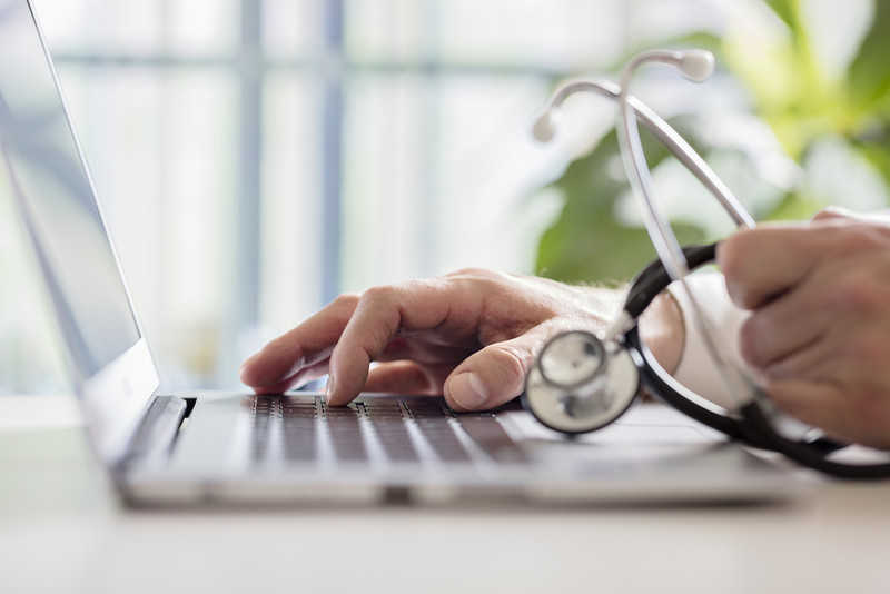 NHS: Konsultacje online zamiast wizyty? Lekarze zapowiadają protesty