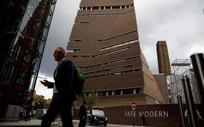 6-latek zepchnięty z 10. piętra w Tate Modern "zaczyna poruszać nogami"