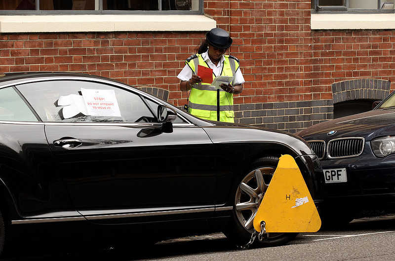 Angielskie gminy zarobiły niemal miliard funtów na opłatach parkingowych