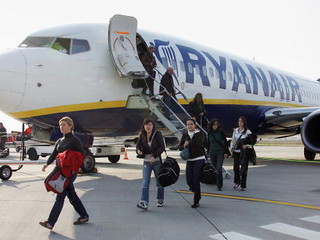 Ryanair lowers customer airport fees