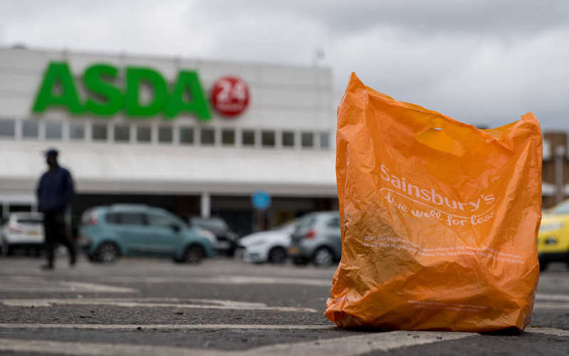 UK is the leader of the "plastic revolution". Supermarkets and restaurants are giving up plastic