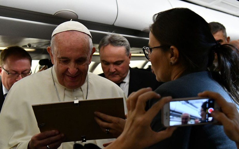 Playful conversations between journalists and the pope on the plane