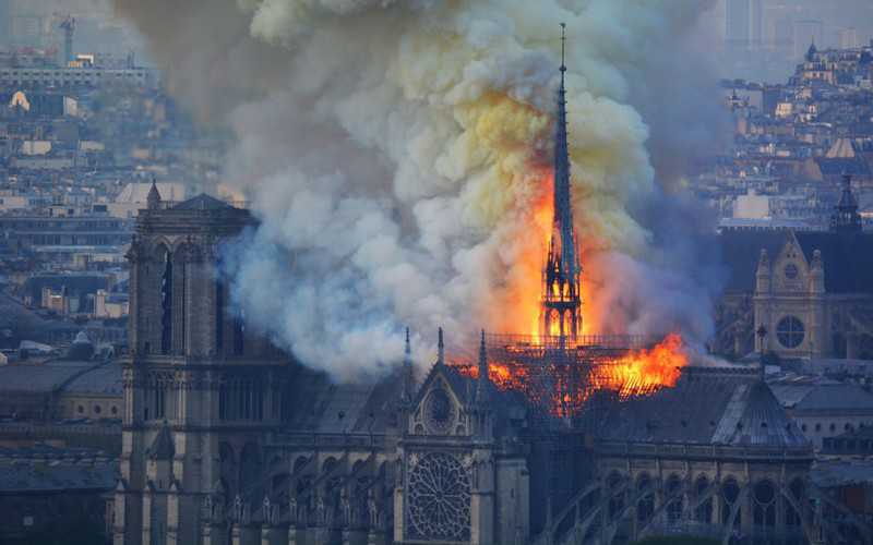 Spór o odbudowę katedry Notre Dame. "Proszę się zamknąć"