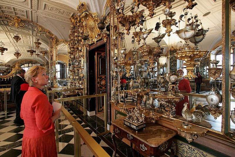 Thieves steal treasures "worth €1,000,000,000" in raid on German museum