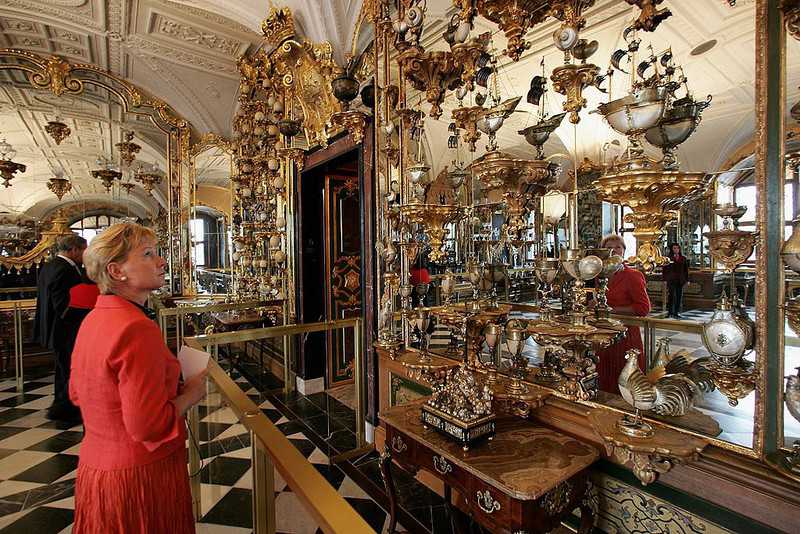 Thieves steal treasures "worth €1,000,000,000" in raid on German museum