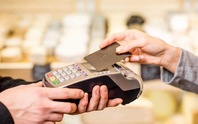 Poles are ashamed of refusing card payments
