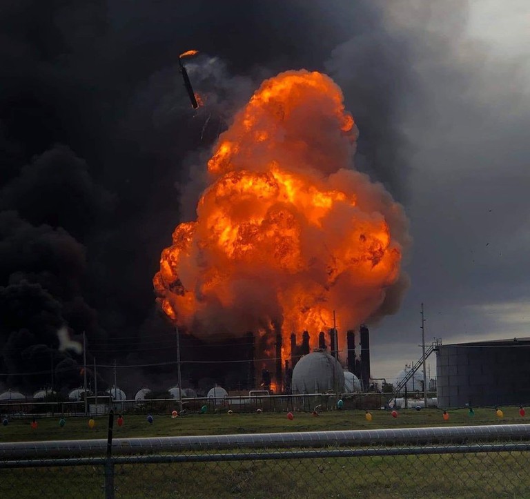 USA: Potężny wybuch w rafinerii. Ewakuowano 60 tys. osób