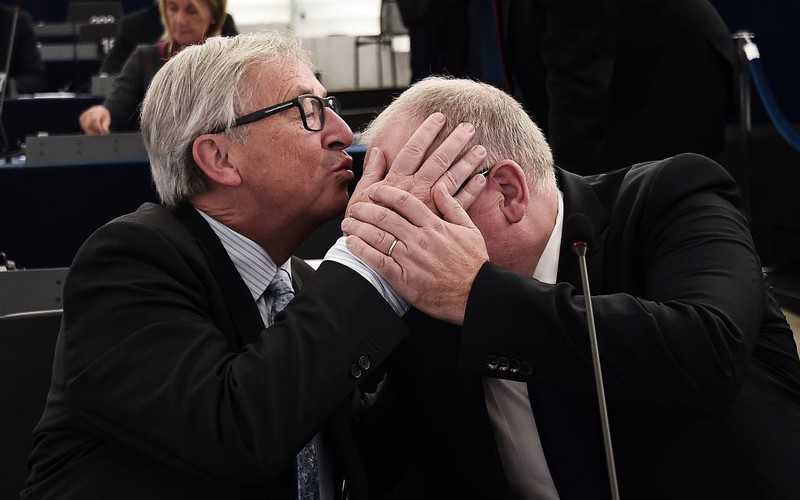 Brytyjski komisarz w UE: Będzie mi brakowało pocałunków Junckera