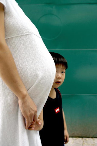 Chiny: W jednej prowincji zgoda na dziecko, w innej nakaz aborcji