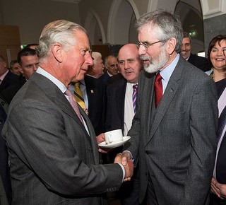 Pierwsze spotkanie księcia Karola i lidera Sinn Fein Gerry'ego Adamsa