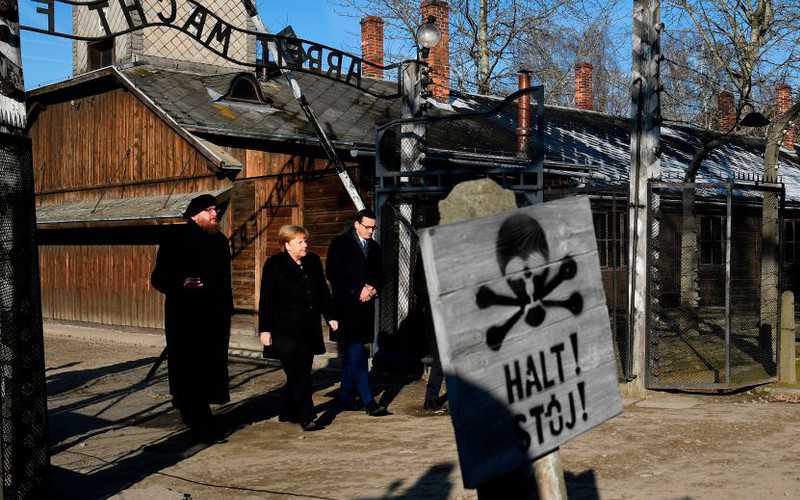 Niemieckie media: Ryzykowna wizyta Merkel w Auschwitz 
