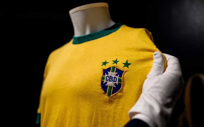 Pele's last Brazil jersey sells for 30,000 euros in Italy