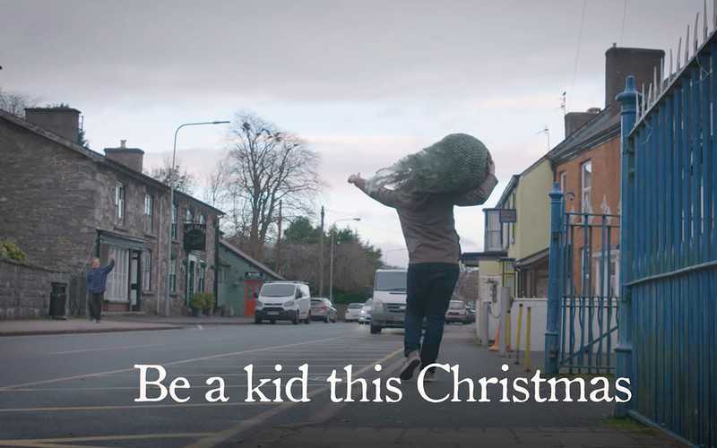 "Bądź dzieckiem w te święta": Brytyjczycy kochają świąteczne reklamy
