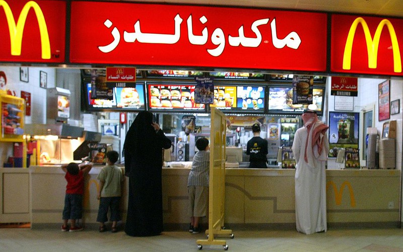 Saudi Arabia ends gender segregation in restaurants