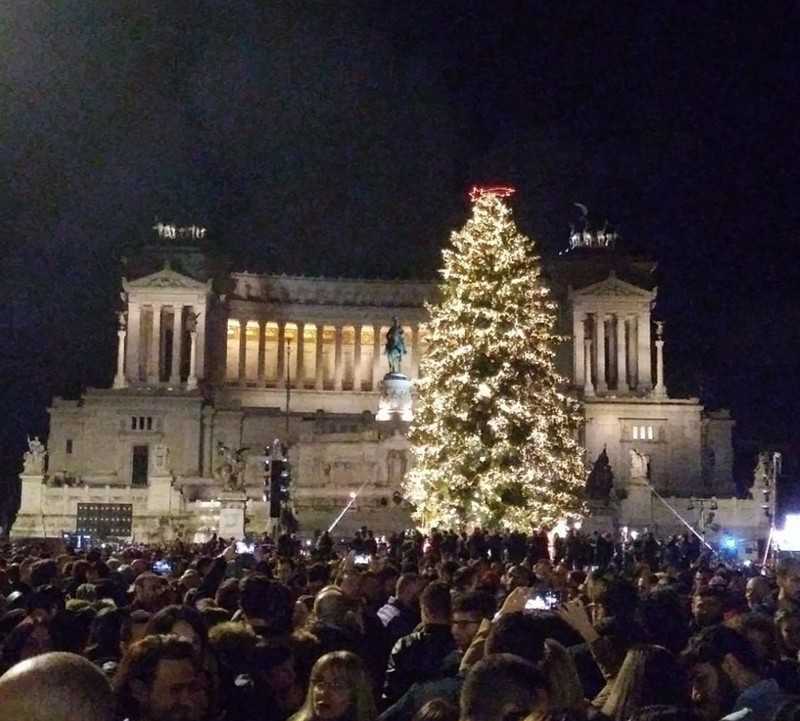 Zapalono lampki na choince na Placu Weneckim w Rzymie