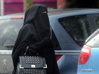 Zakaz noszenia muzułmańskich chust w szpitalach i autobusach