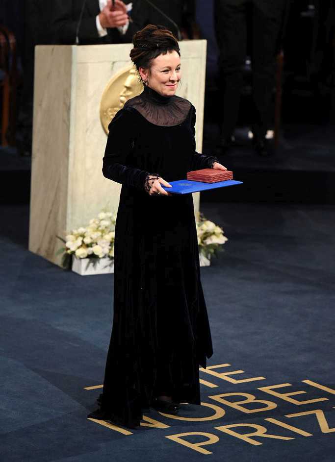 Olga Tokarczuk odebrała dyplom i medal noblowski z rąk króla Szwecji Karola XVI Gustawa