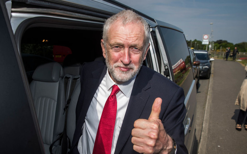 Jeremy Corbyn - lider z przypadku patrzy na Downing Street