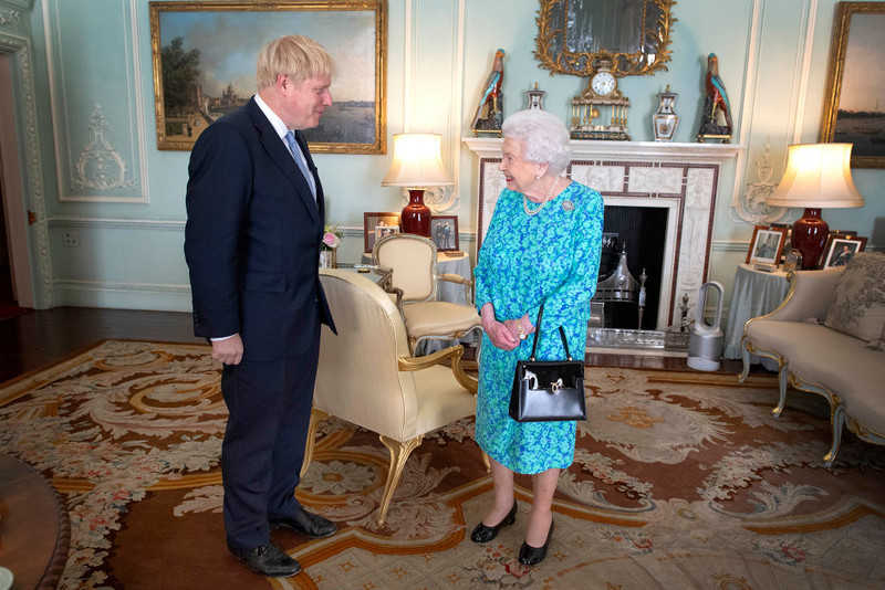 The queen entrusted Johnson with the mission of creating a new government