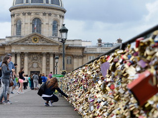 Kłódki zakochanych zostaną usunięte z paryskiego mostu