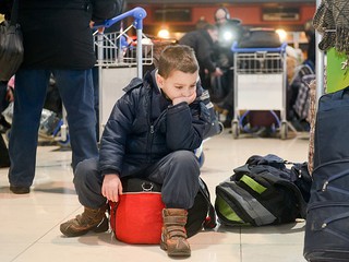 Eurosieroty: Jaki wpływ na dziecko ma wyjazd rodziców za granicę?