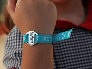Portugal's police distribute free "I'm Here!" child ID bracelets 