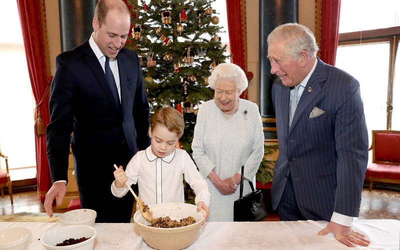 Members of royal family make pudding for photo series