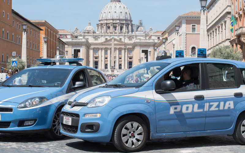 Watykan: Amerykanin przebrany za papieża rzucił się na policjantów