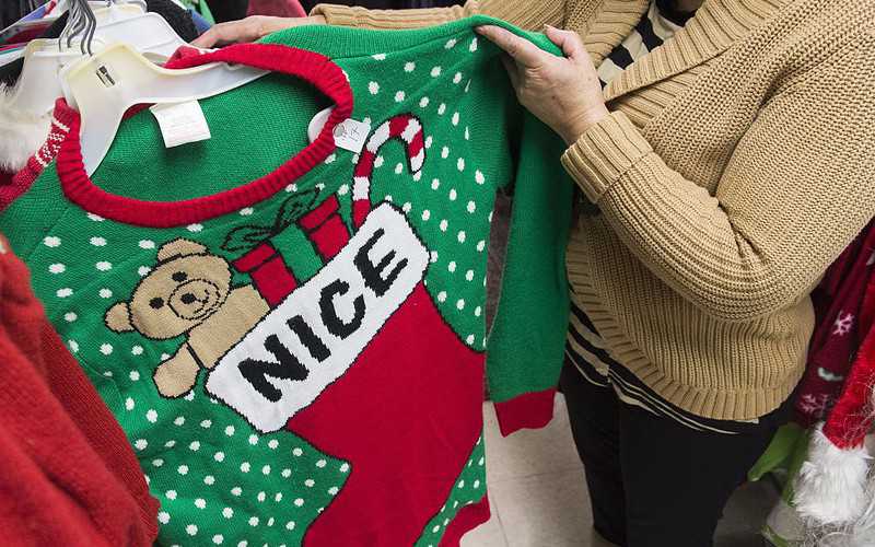 Unusual holidays in the USA: Ugly sweaters, sandy Christmas tree and ship parades