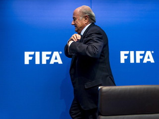Joseph Blatter - kontrowersyjny szef FIFA odchodzi