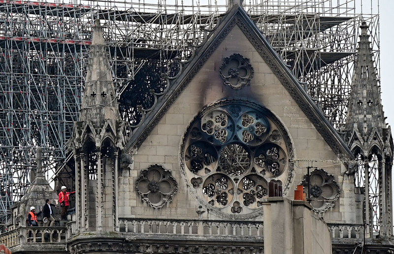 Prace przy odbudowie Notre Dame "wkraczają w niebezpieczną fazę"