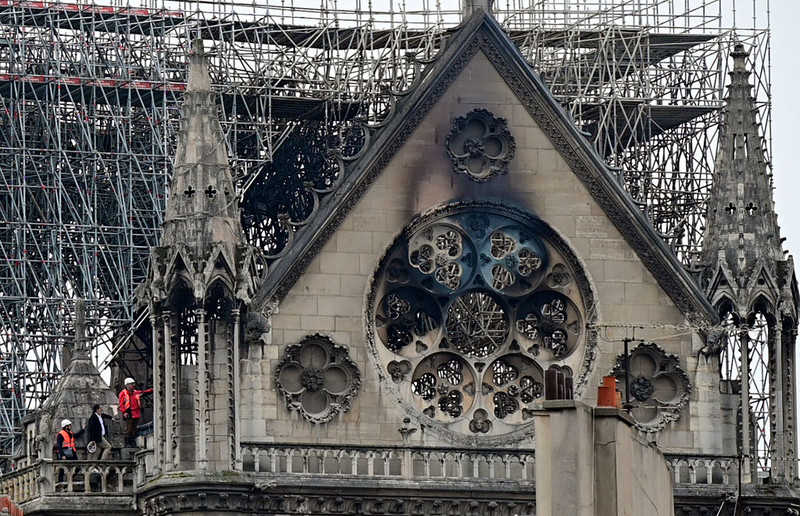 Prace przy odbudowie Notre Dame "wkraczają w niebezpieczną fazę"