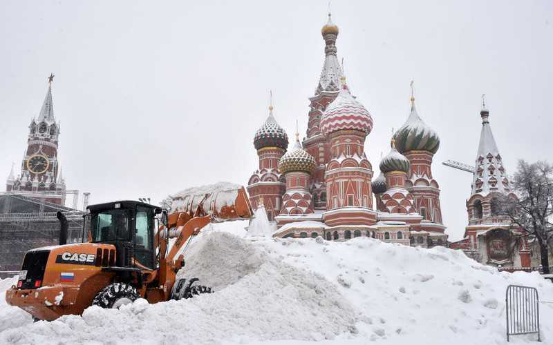 Będą białe święta w Moskwie. Na główne ulice przywieziono śnieg