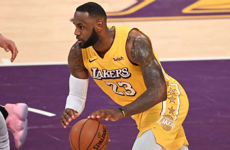 LeBron James becomes ninth player to record 9,000 career assists