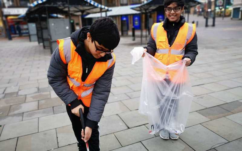 Młodzi muzułmanie z UK sprzątali ulice po sylwestrowej zabawie