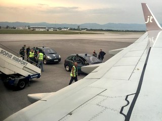 Przerwano lot, bo pasażerowie "pili, palili i obłapiali stewardessy"