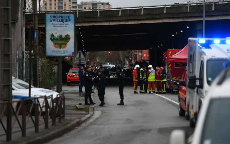 Atak nożownika pod Paryżem. Zmarła jedna z ofiar napastnika