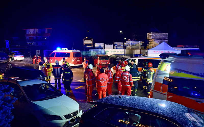 Włochy: Rozpędzone auto wjechało w grupę turystów. Nie żyje 6 osób