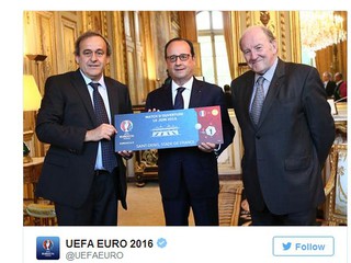 Platini podarował Hollande'owi pierwszy bilet na turniej