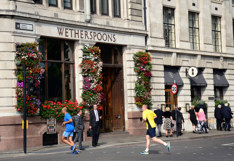 American tourist discovers Wetherspoons and people love how amazed she is